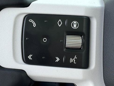 Certified 2025 Land Rover Defender 130 X-Dynamic SE image 31