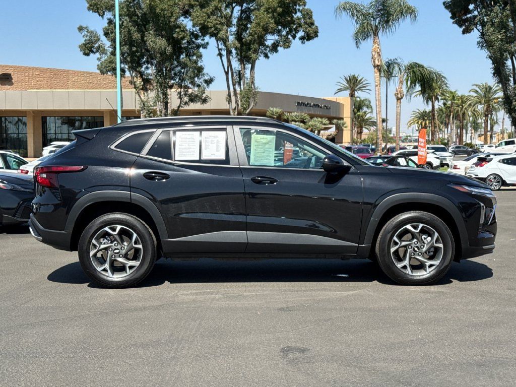 Used 2025 Chevrolet Trax LT FWD image 6