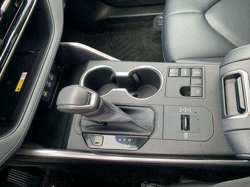 Used 2023 Toyota Highlander XLE image 25