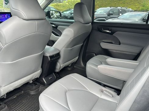 Used 2023 Toyota Highlander XLE AWD/4WD image 10