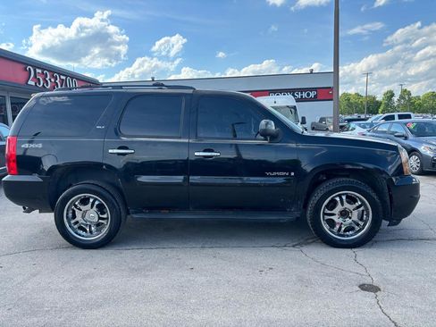 Used 2007 GMC Yukon SLT w/ SLT Preferred Equipment Group AWD/4WD image 2