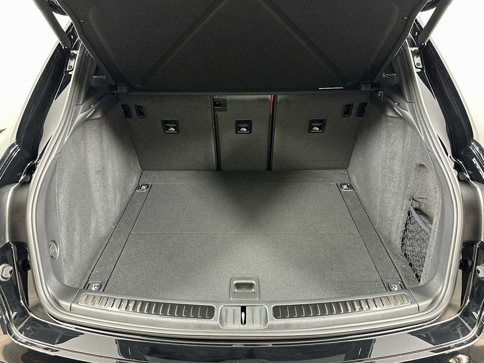 Certified 2025 Porsche Macan AWD/4WD image 27