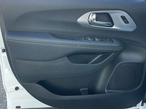 New 2025 Chrysler Pacifica Limited image 16
