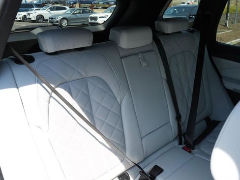Used 2024 BMW X5 xDrive40i w/ Parking Assistance Package AWD/4WD image 11