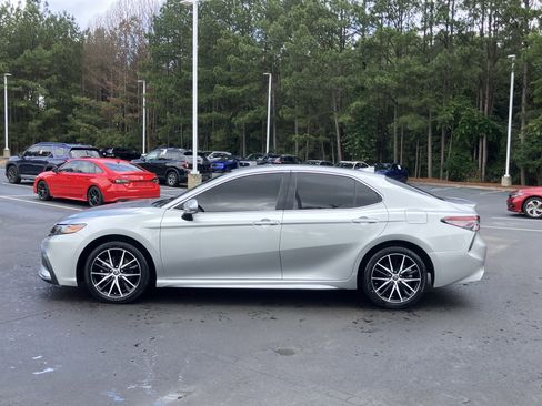 Used 2022 Toyota Camry SE w/ Carpet Mat Package (TMS) FWD image 7