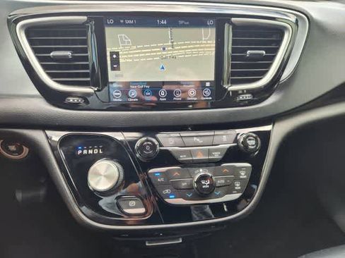 Used 2020 Chrysler Pacifica Touring-L Plus image 16