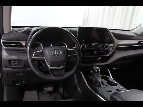 Used 2023 Toyota Highlander LE FWD image 6