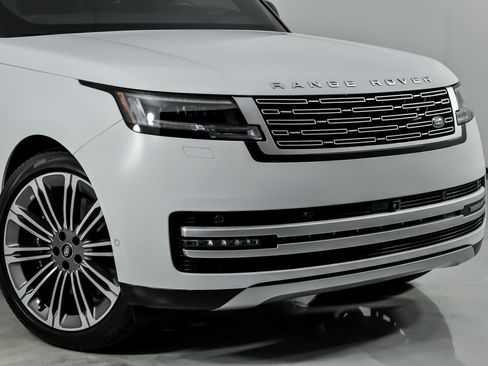 Used 2024 Land Rover Range Rover Long Wheelbase Autobiography image 3