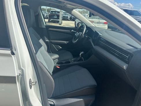 Used 2025 Volkswagen Jetta SE w/ Sunroof Package image 36