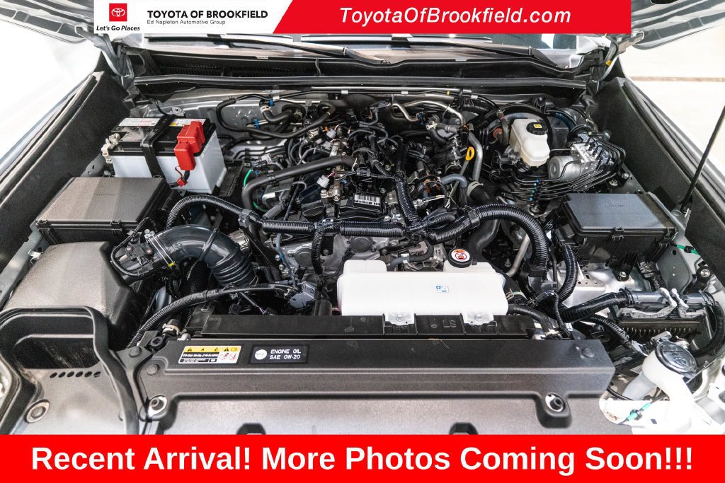 Used 2025 Toyota 4Runner SR5 AWD/4WD image 32