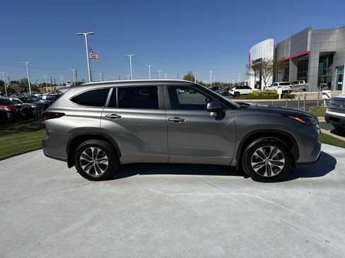 Certified 2026 Toyota Highlander XLE image 11