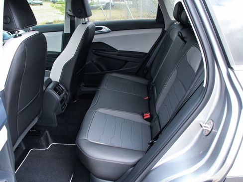 New 2026 Volkswagen Taos SE FWD image 26
