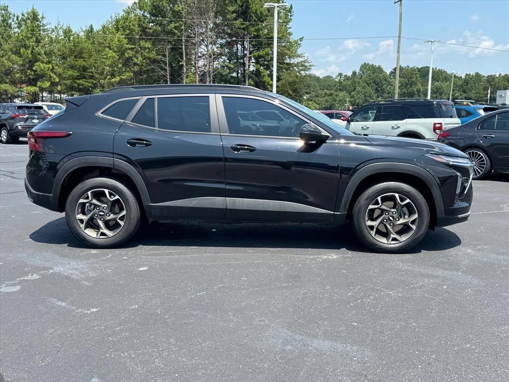 Used 2025 Chevrolet Trax LT w/ Driver Confidence Package FWD image 2