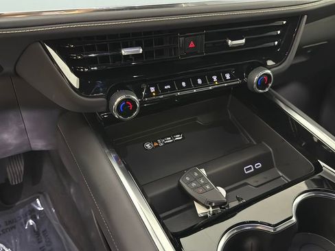 Certified 2025 Chevrolet Suburban Premier image 18