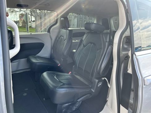 Used 2017 Chrysler Pacifica Touring-L w/ Tire & Wheel Group FWD image 36