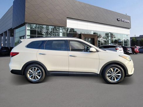 Used 2018 Hyundai Santa Fe SE image 4