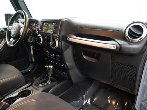 Used 2015 Jeep Wrangler Unlimited Rubicon w/ Connectivity Group AWD/4WD image 25