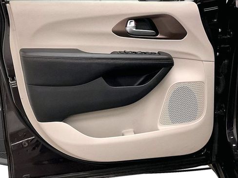 Used 2018 Chrysler Pacifica Touring-L FWD image 20