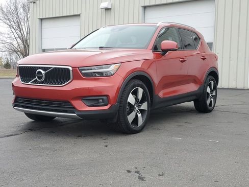 Used 2021 Volvo XC40 T5 Momentum w/ Climate Package image 3
