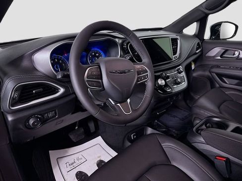 New 2026 Chrysler Pacifica Select image 9