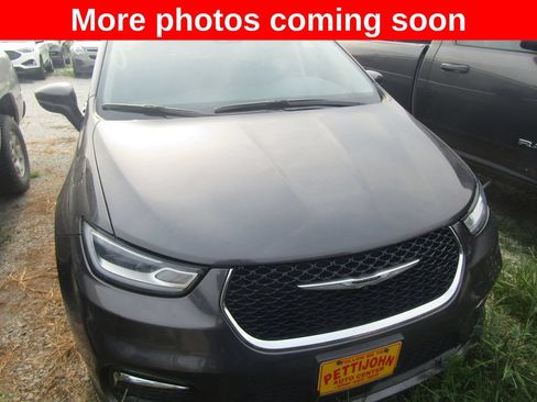 Used 2023 Chrysler Pacifica Touring-L FWD image 8