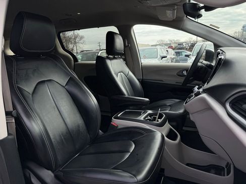 Used 2023 Chrysler Pacifica Touring-L image 21