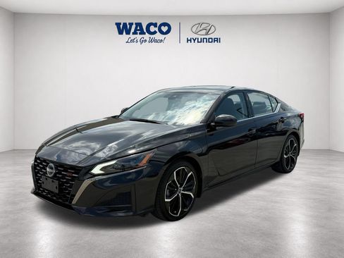 Used 2024 Nissan Altima 2.5 SR w/ SR Premium Package FWD image 3