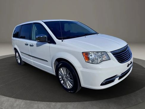 Used 2015 Chrysler Town & Country Limited FWD image 2