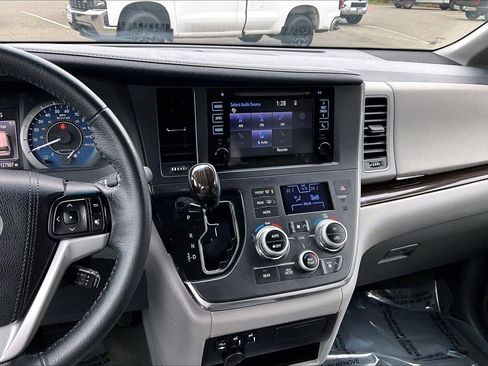 Used 2017 Toyota Sienna XLE image 6