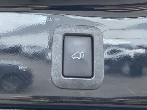 Used 2019 Toyota Highlander XLE image 18