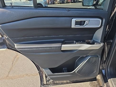 Used 2021 Ford Explorer Limited w/ Equipment Group 301A AWD/4WD image 38