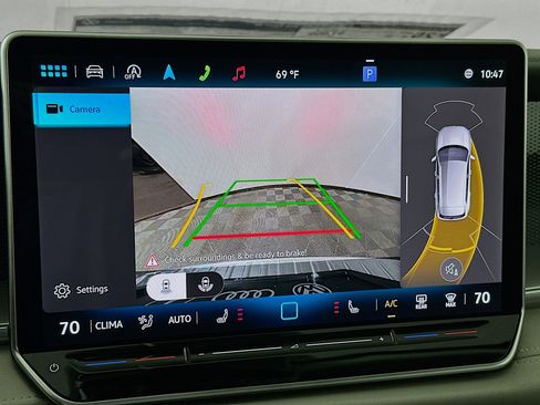 New 2025 Volkswagen Tiguan SE image 13