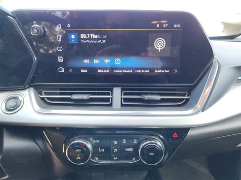 Used 2025 Chevrolet Trax LT w/ LT Convenience Package image 20