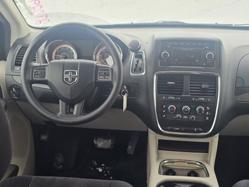 Used 2014 Dodge Grand Caravan SXT image 2
