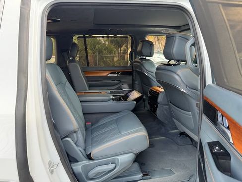 Used 2022 Jeep Grand Wagoneer Series III AWD/4WD image 18