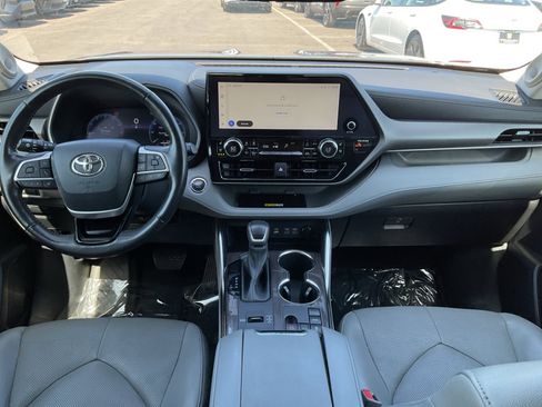 Used 2023 Toyota Highlander Limited FWD image 15