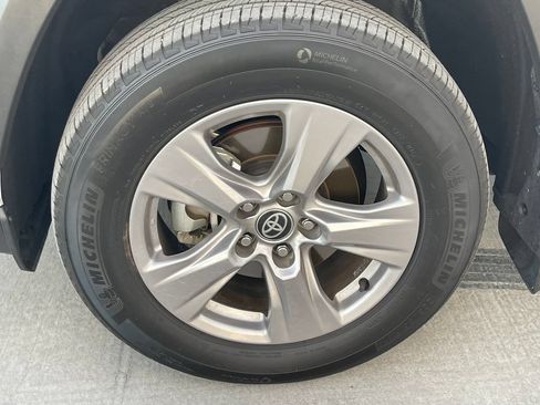 Used 2025 Toyota RAV4 XLE AWD/4WD image 5