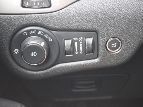 Used 2022 Jeep Cherokee Limited AWD/4WD image 17