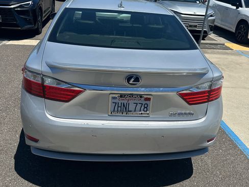 Used 2014 Lexus ES 300h w/ Premium Package w/Bamboo Trim FWD image 2