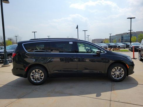 New 2022 Chrysler Pacifica Touring-L w/ Uconnect Theater Family Group image 8