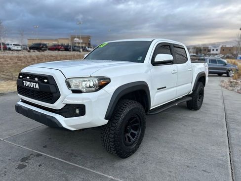 Used 2017 Toyota Tacoma TRD Off-Road image 3