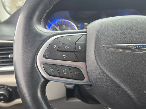 Used 2017 Chrysler Pacifica Touring-L w/ Tire & Wheel Group image 26