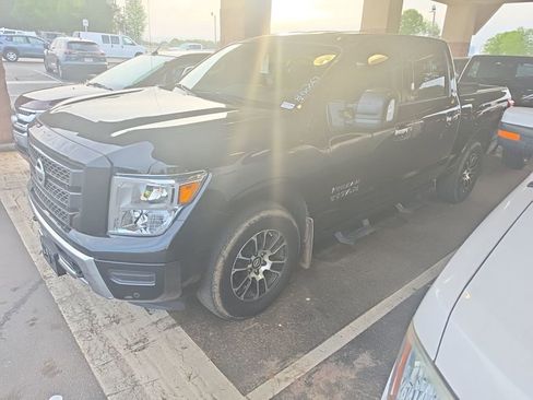 Used 2021 Nissan Titan SV w/ SV Convenience Package image 3