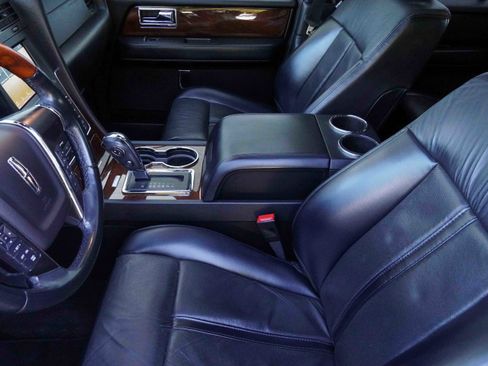 Used 2017 Lincoln Navigator Select image 11