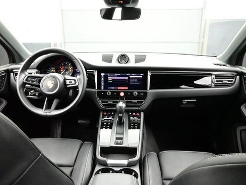 Certified 2025 Porsche Macan AWD/4WD image 20
