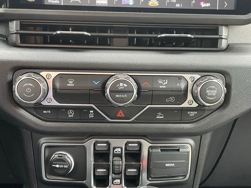 New 2025 Jeep Gladiator Sport AWD/4WD image 33