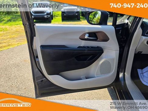 Used 2022 Chrysler Voyager LX FWD image 14