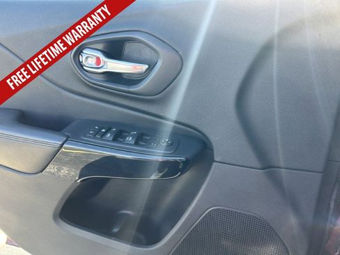 Used 2021 Jeep Cherokee Latitude Plus AWD/4WD image 18