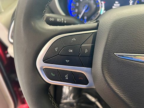 Used 2024 Chrysler Pacifica Touring-L FWD image 43
