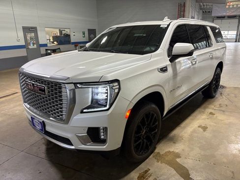Used 2023 GMC Yukon XL Denali w/ Denali Reserve Package AWD/4WD image 4